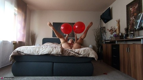 Middle-aged blonde Sweet Susi exposes her tits while playing with balloons | Фото 2