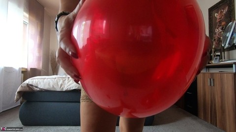 Middle-aged blonde Sweet Susi exposes her tits while playing with balloons | Фото 4