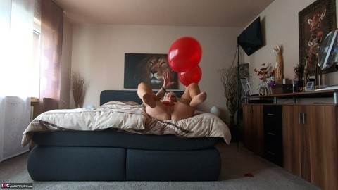 Middle-aged blonde Sweet Susi exposes her tits while playing with balloons | Фото 6