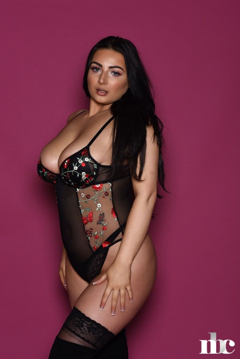 Chubby babe Foxy Lucina exposes her fabulous juggs while posing in stockings | Фото 10