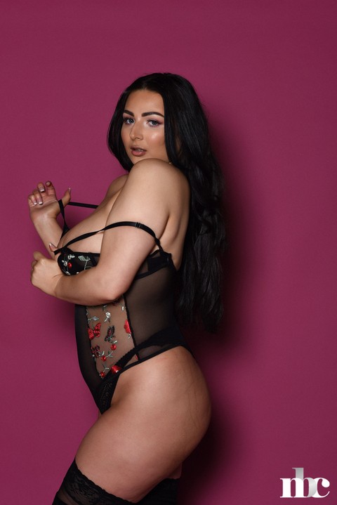 Chubby babe Foxy Lucina exposes her fabulous juggs while posing in stockings | Фото 12