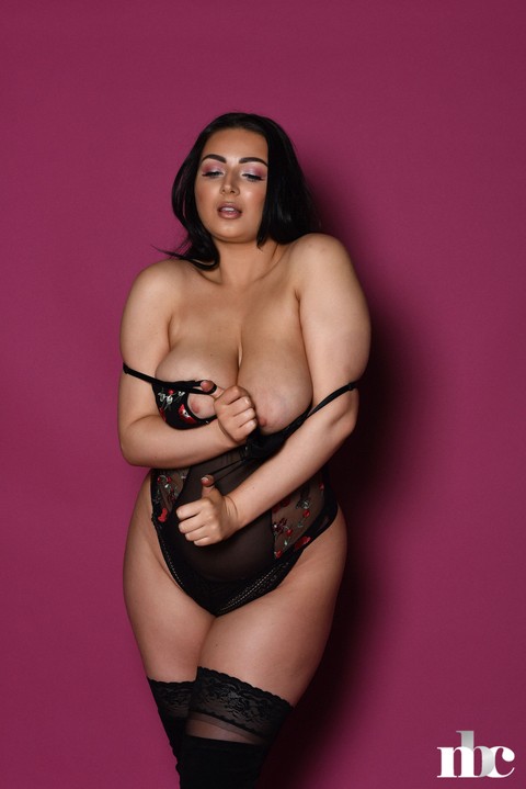 Chubby babe Foxy Lucina exposes her fabulous juggs while posing in stockings | Фото 14