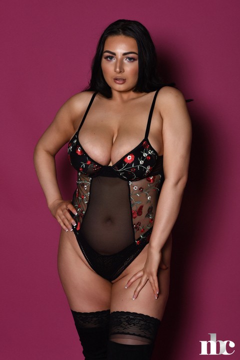 Chubby babe Foxy Lucina exposes her fabulous juggs while posing in stockings | Фото 3