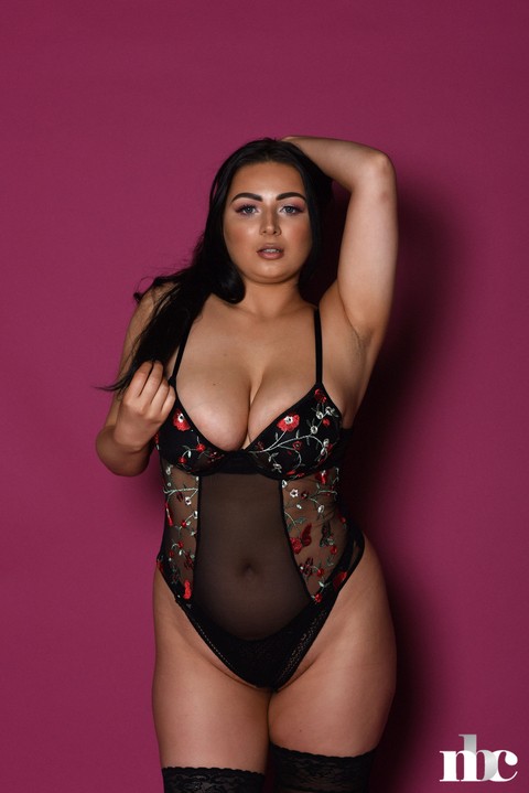 Chubby babe Foxy Lucina exposes her fabulous juggs while posing in stockings | Фото 4