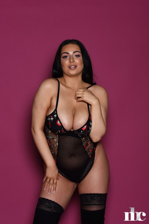 Chubby babe Foxy Lucina exposes her fabulous juggs while posing in stockings | Фото 9