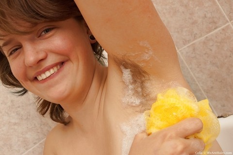 Fatty babe with hairy armpits Celia posing naked in the bath | Фото 8