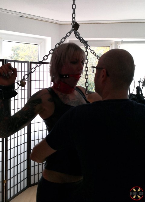 Tattooed blonde Roxxxi Manson is fitted with a ball gag while chained | Фото 15