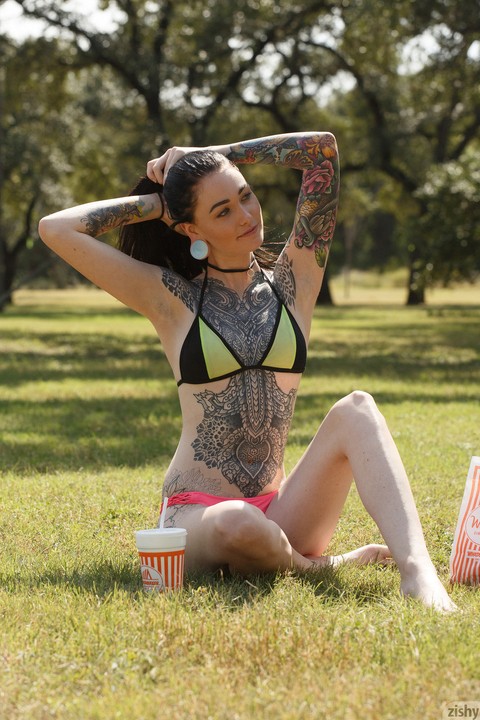 Inked girlfriend Kelly Lamprin exposes her tiny tits and ass in the park | Фото 3