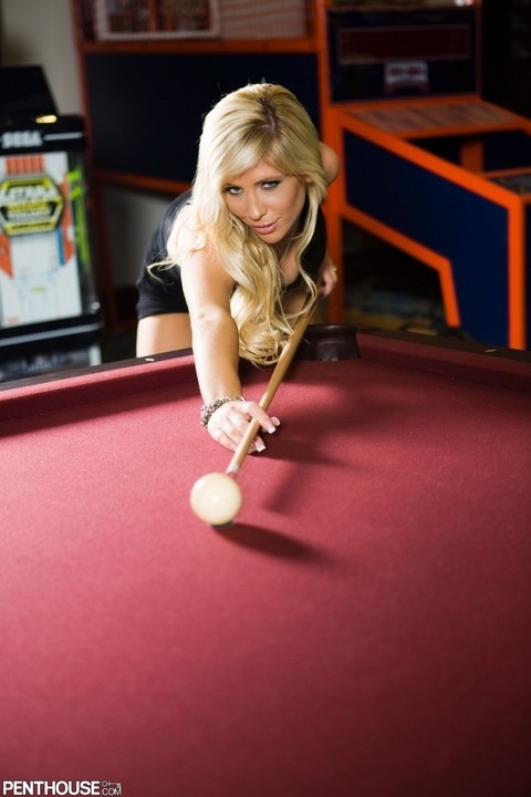 American blondie Tasha Reign teases her cunt with billiard pole | Фото 1