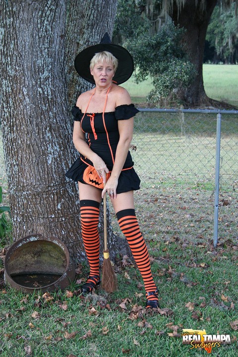 Older lady Tracy Lick shows her bald twat while riding broomstick in backyard | Фото 4