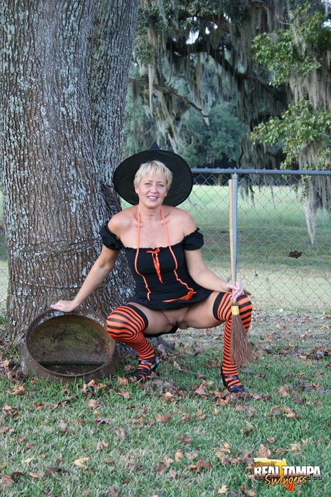 Older lady Tracy Lick shows her bald twat while riding broomstick in backyard | Фото 5