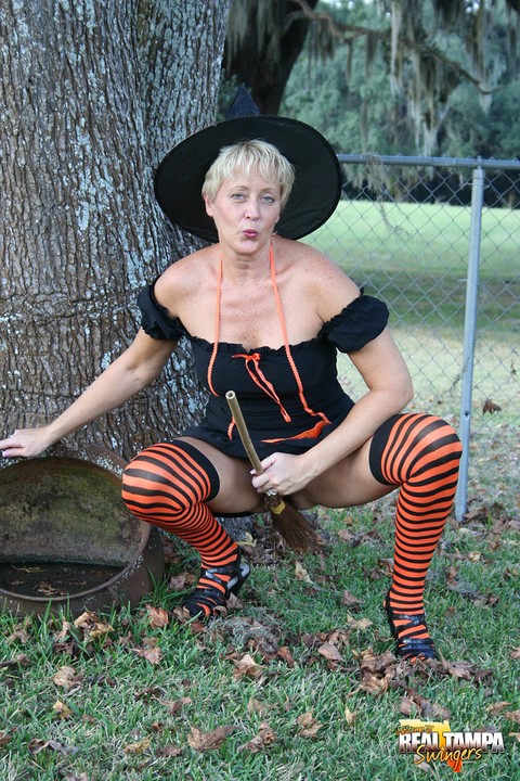 Older lady Tracy Lick shows her bald twat while riding broomstick in backyard | Фото 6