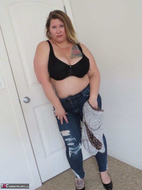 Amateur BBW Busty Kris Ann peels off ripped jeans well getting butt naked | Фото 2