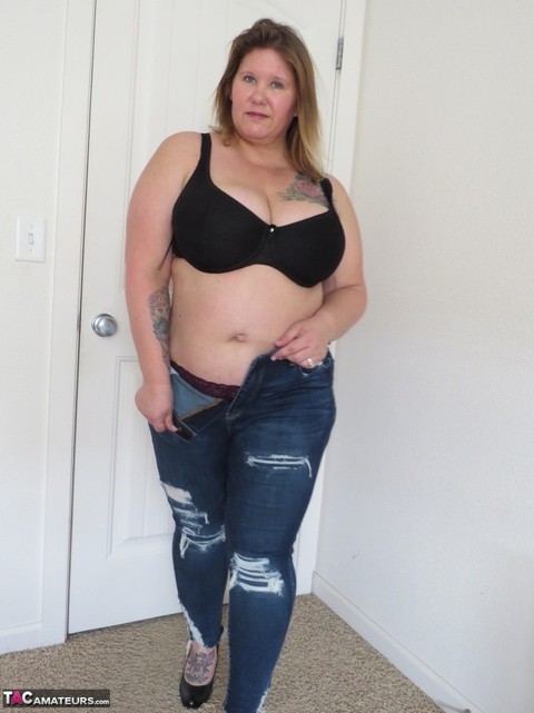 Amateur BBW Busty Kris Ann peels off ripped jeans well getting butt naked | Фото 4