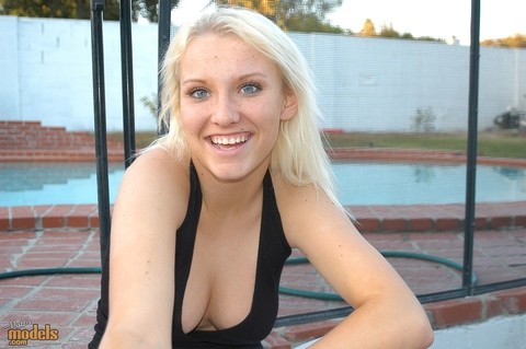 Blonde amateur Jordan smokes a cigarette while showing some cleavage | Фото 4