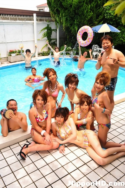 Japanese bikini models gather on a poolside patio for a group shoot | Фото 12