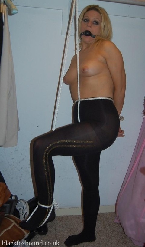 Blonde amateur Adrienna is tied with rope while ball gagged in pantyhose | Фото 10