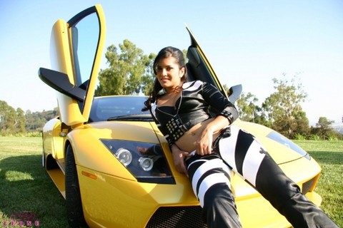 Hot Sunny Leone appears in racing-girl uniform and strips by the sportcar | Фото 6