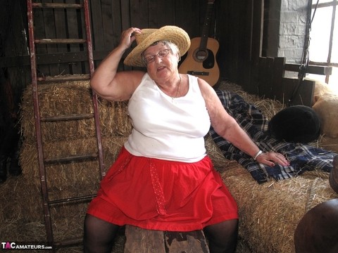 Obese British nan Grandma Libby gets naked in stockings on a bed of straw | Фото 2