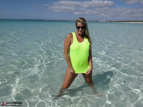 Middle-aged blonde Sweet Susi exposes herself in pristine ocean waters | Фото 1