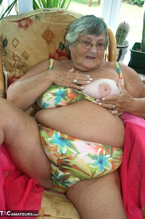 Horny old granny in glasses disrobes to reveal huge saggy tits & big BBW ass | Фото 4