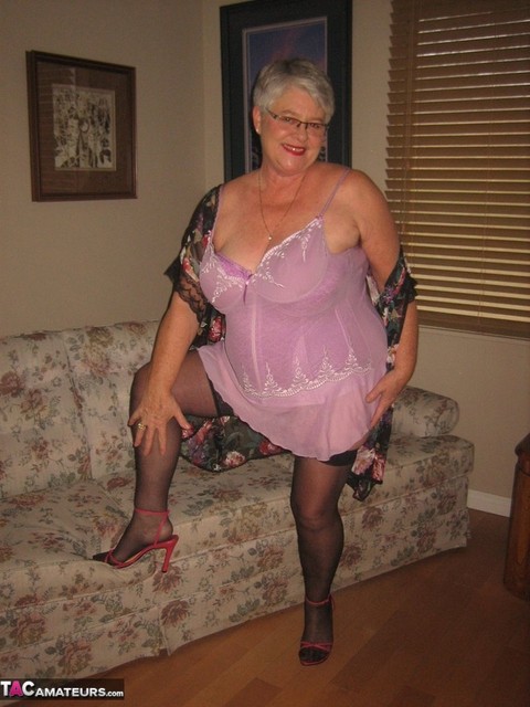 Fat granny Girdle Goddess lets her large boobs loose from lingerie | Фото 2