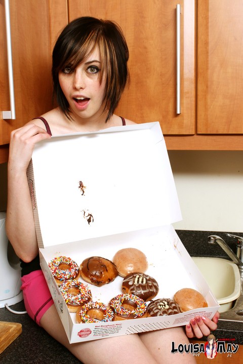 UK amateur Louisa May gets chocolate on her big naturals while eating donuts | Фото 1