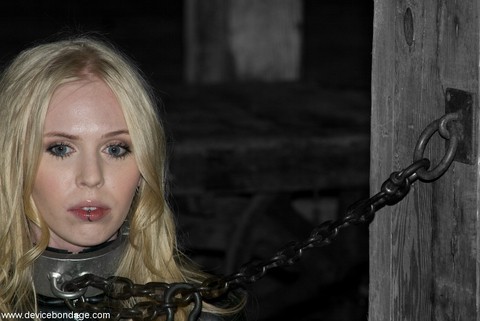 Blonde MILF Sarah Jane Ceylon showing her pierced nipples in metal bondage | Фото 15