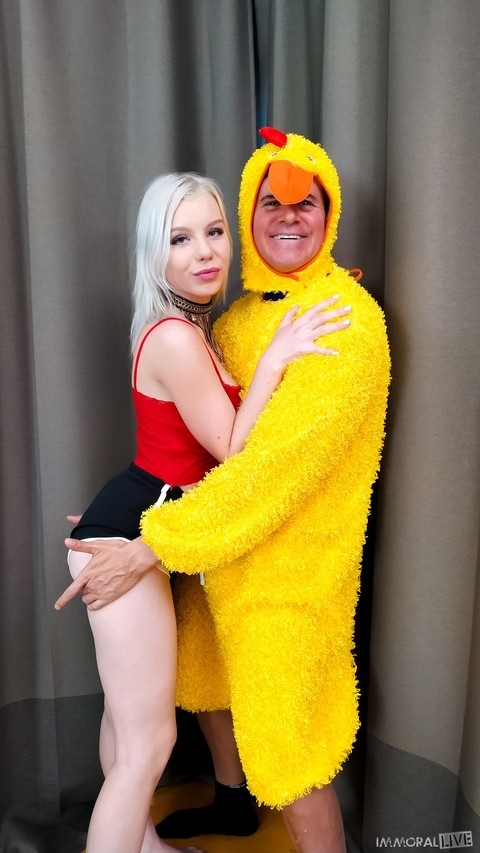 Platinum blond Mary Monroe gives her filthy asshole to a man in a chicken suit | Фото 1