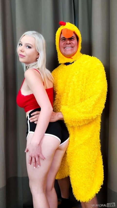 Platinum blond Mary Monroe gives her filthy asshole to a man in a chicken suit | Фото 2