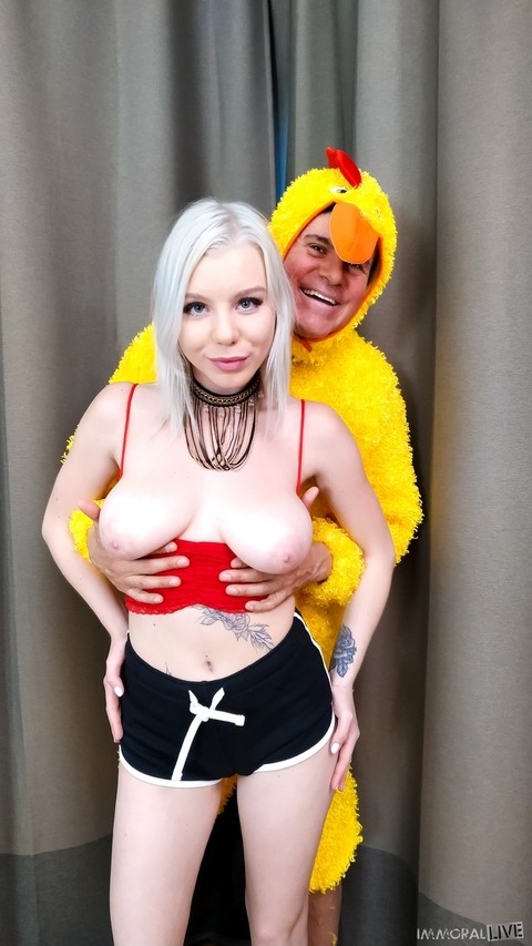 Platinum blond Mary Monroe gives her filthy asshole to a man in a chicken suit | Фото 3