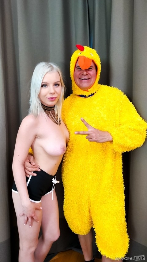 Platinum blond Mary Monroe gives her filthy asshole to a man in a chicken suit | Фото 4