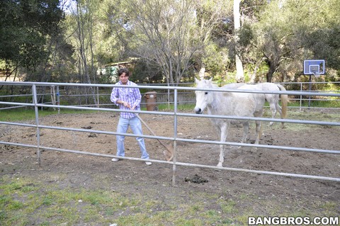 Busty cowgirl Paris Kennedy enjoys outdoor standing sex with cute farmer | Фото 7