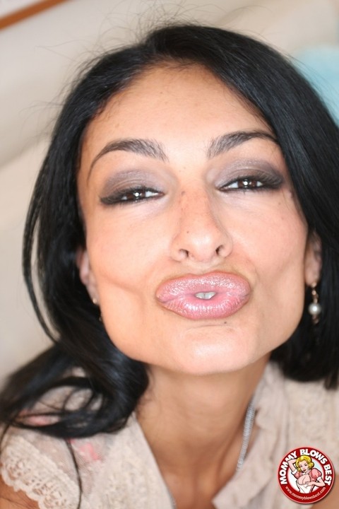 Busty Iranian chick Persia Pele fixes her lips before sucking cock | Фото 5