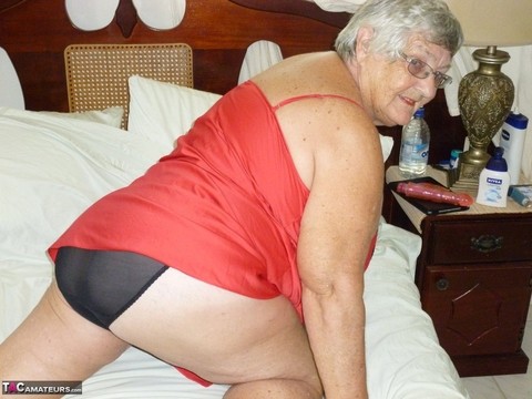 Old British woman Grandma Libby removes lingerie while toying her snatch | Фото 4