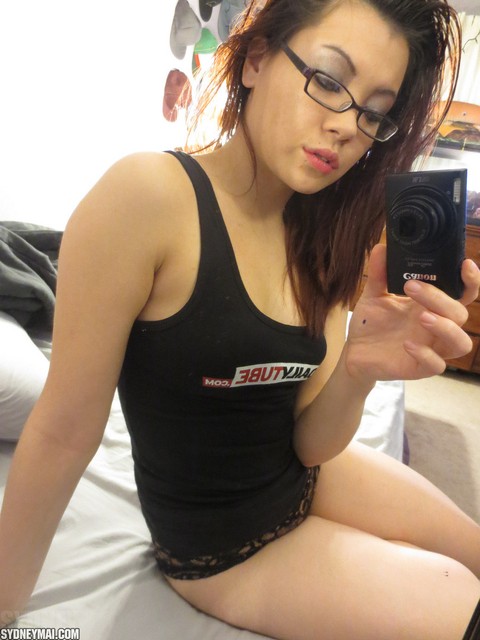 Nerdy Jap amateur Sydney Mai taking self shots of her exposed titties | Фото 1