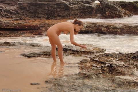 Playful model Andrea loses her summer dress and poses nude on the sandy beach | Фото 9