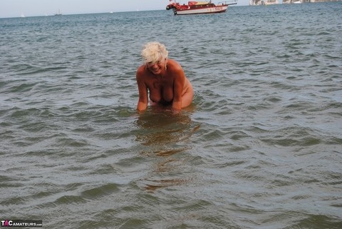 Old amateur Dimonty blows a kiss after skinny dipping in the ocean | Фото 1