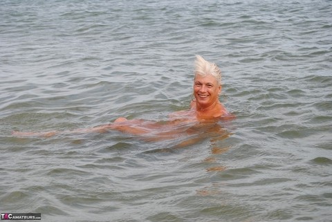 Old amateur Dimonty blows a kiss after skinny dipping in the ocean | Фото 4