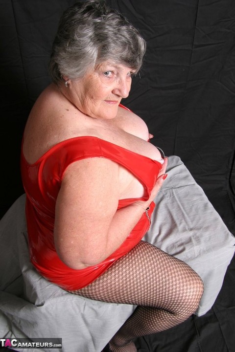 Fat granny Grandma Libby holds floppy tits after loosing them from latex dress | Фото 6