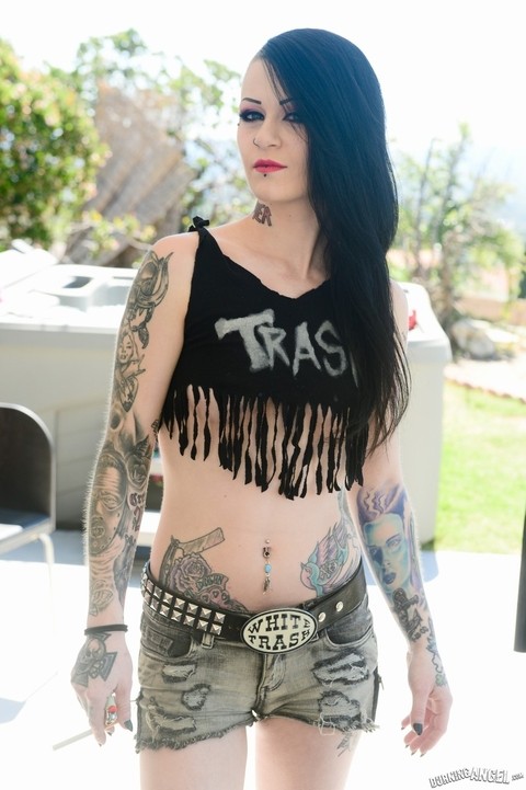 Trashy goth Mallory Maneater peels naked in the sunshine to beg for anal | Фото 1