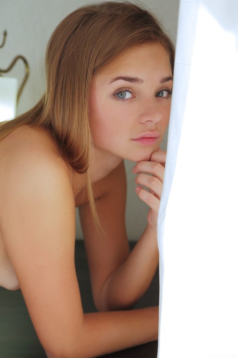 Glamorous teen with amazing eyes Colleen A showing her plump shaved pussy | Фото 17