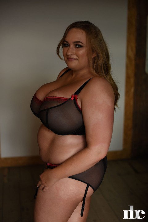 Sexy British fatty Sara Willis unveils her amazingly big natural tits | Фото 14