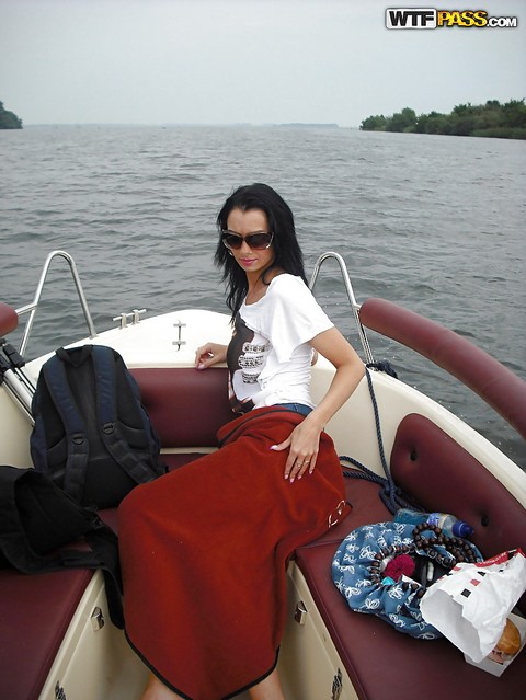 Full-bosomed brunette babe gets rid of her clothes at the boat tour | Фото 2