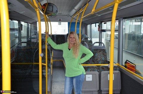 Blonde amateur Sweet Susi strips to her socks on a public bus | Фото 1