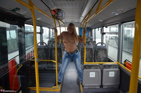 Blonde amateur Sweet Susi strips to her socks on a public bus | Фото 6