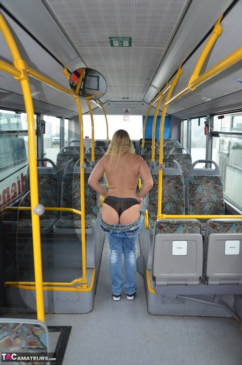 Blonde amateur Sweet Susi strips to her socks on a public bus | Фото 8