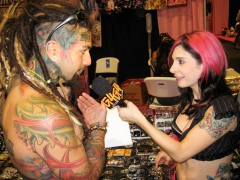 Pornstars Joanna Angel and Jenna Haze meet and greet fans at a XXX convention | Фото 10