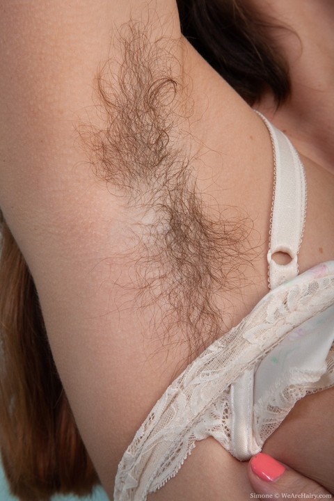 Amateur beauty Simone uncovers her hairy armpits and pussy in a solo | Фото 7