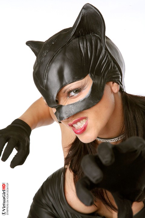 Sexy cosplay MILF Katty in leather catsuit spreading pussy lips wearing gloves | Фото 4